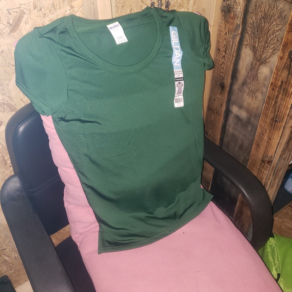 GILDAN Women's Performance Wear Small Short-Sleeve Tee